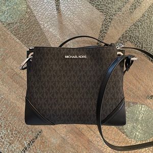 Micheal kors cross body bag